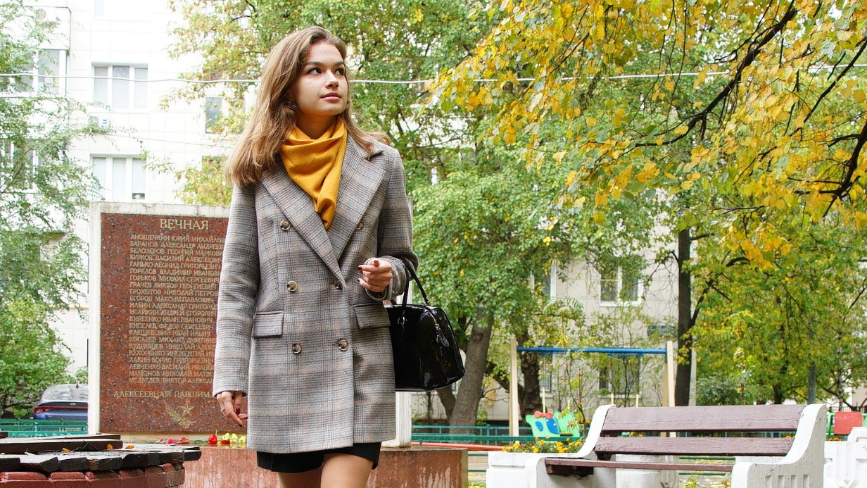Москвичка Мария Никифорова прогуливается по скверу у дома № 180 на проспекте Мира