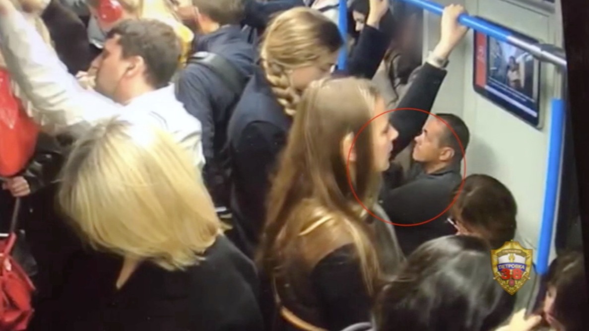 Приезжий украл телефон из кармана пассажирки столичного метро и продал его. Видео