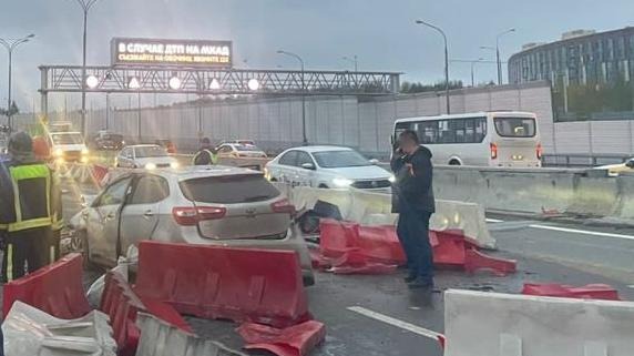 Автомобиль врезался в ограждение и перевернулся на МКАД