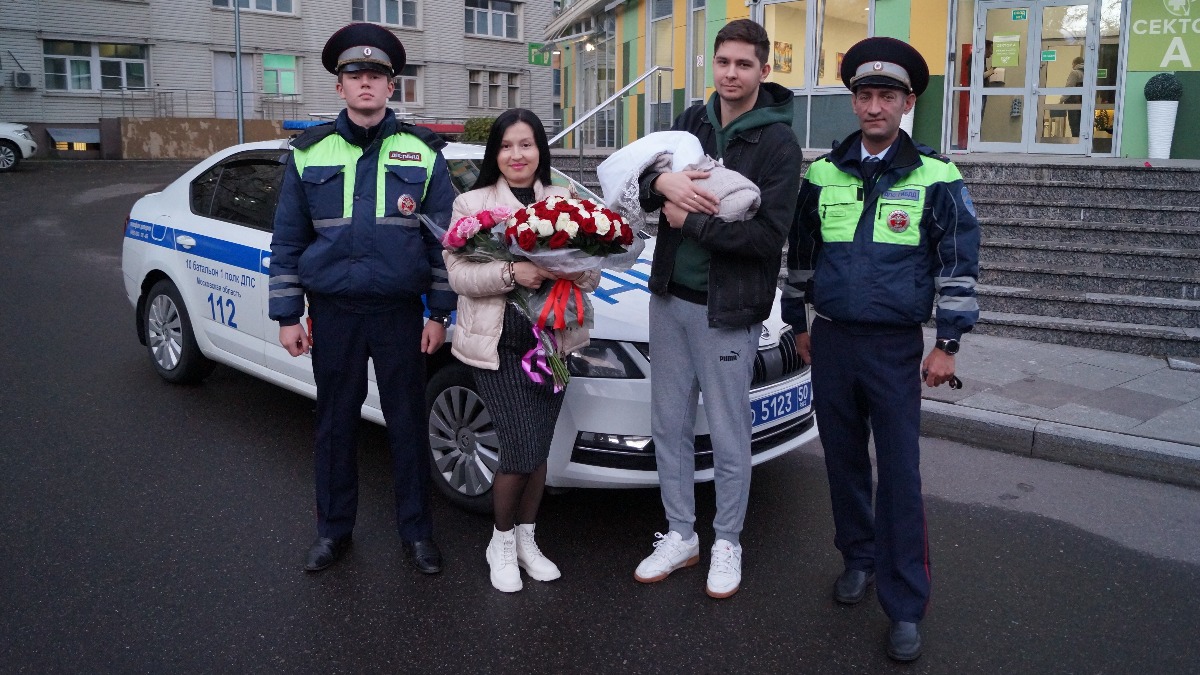 Подмосковные полицейские помогли беременной женщине доехать до роддома
