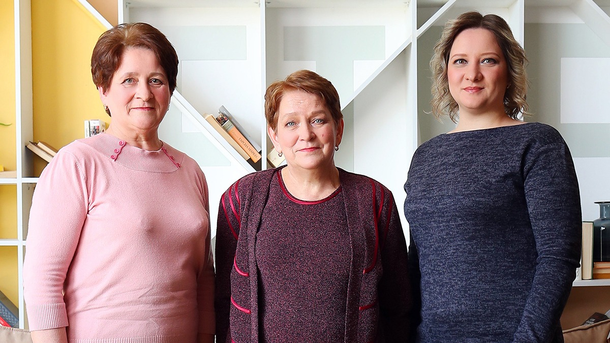 (Слева направо) Надежда, Вера и Анна — представители одной из фабричных династий