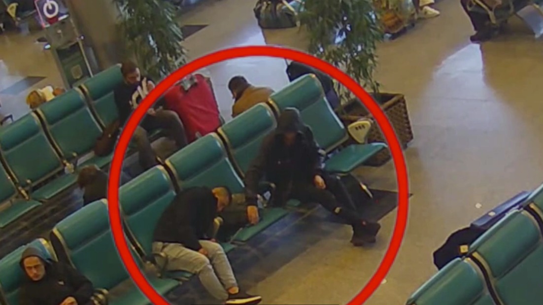 Мужчина украл телефон у пассажира аэропорта Домодедово, но не успел скрыться