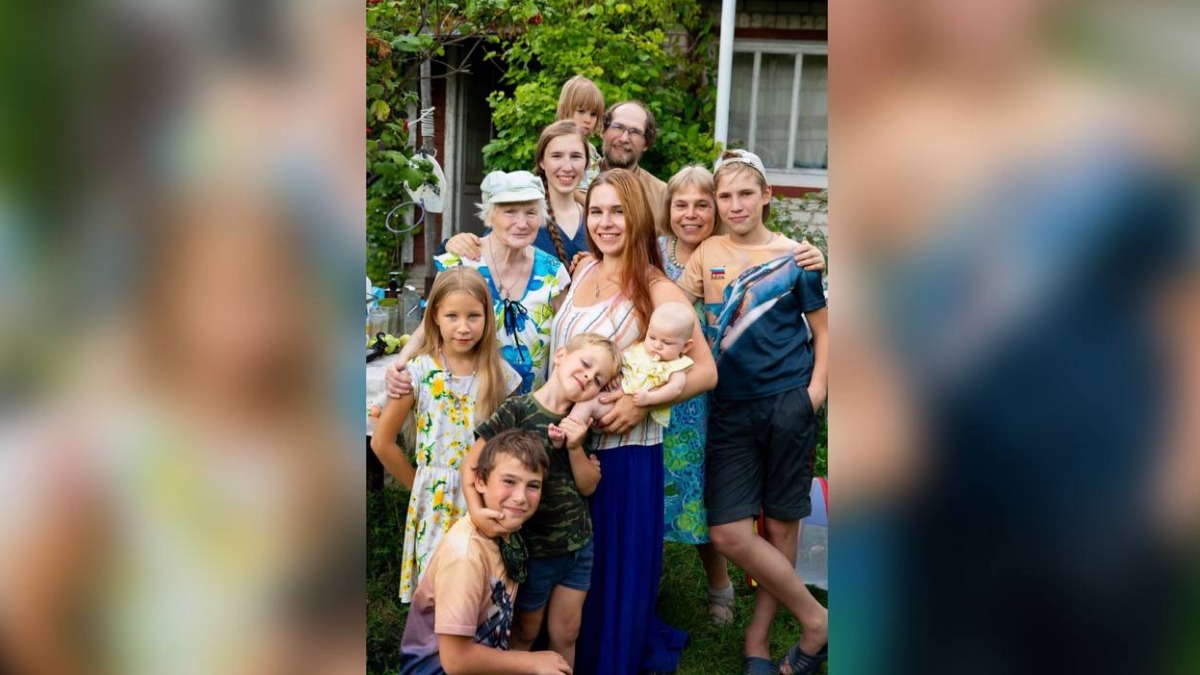 Семья Козловых: (снизу вверх, слева направо) Федя; Вова, Арина — дети старшей Маши, которая держит на руках дочь Василису; прабабушка Лариса Всеволодовна, Елена Козлова с 14-летним Ваней, Аня, Максим Козлов с внучкой Агнией на руках 