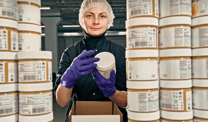 Фасовщик-комплектовщик компании «Нуттис» Антонина Гайдарова работает на производстве натуральной арахисовой пасты из отборных орехов высшего сорта