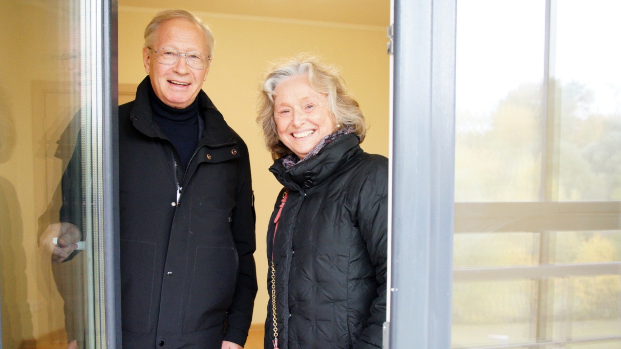 Председатель Общественного штаба по контролю за реализацией программы реновации Валерий Теличенко и член Общественного штаба Надежда Косарева высоко оценили качество отделки квартир в новостройке на Каскадной улице