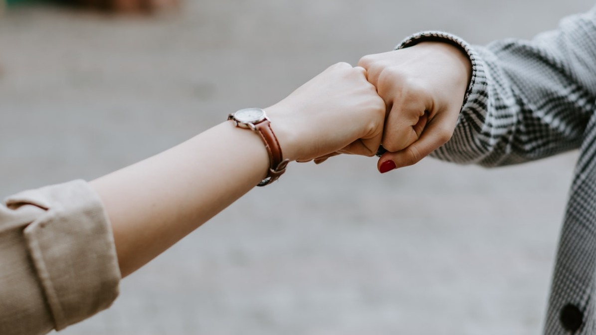 Разговор без слов: столичный психолог рассказал о способах невербального общения