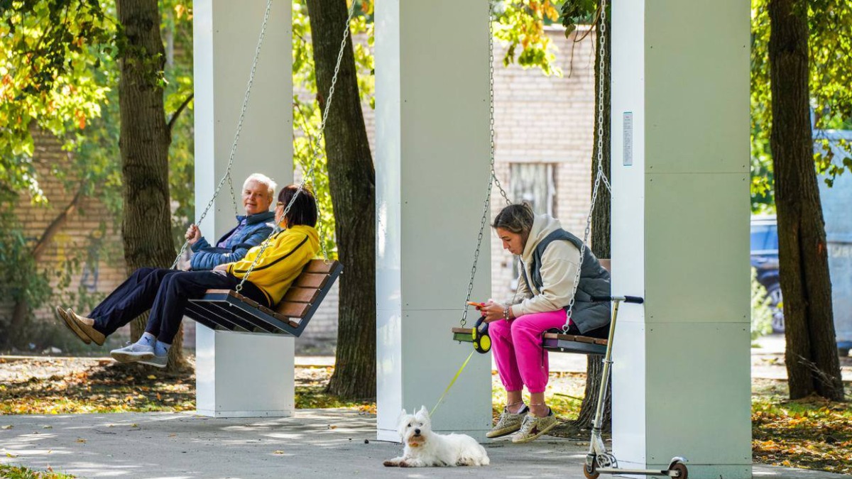 Современные зоны для отдыха и занятий спортом появились в сквере на улице Юности