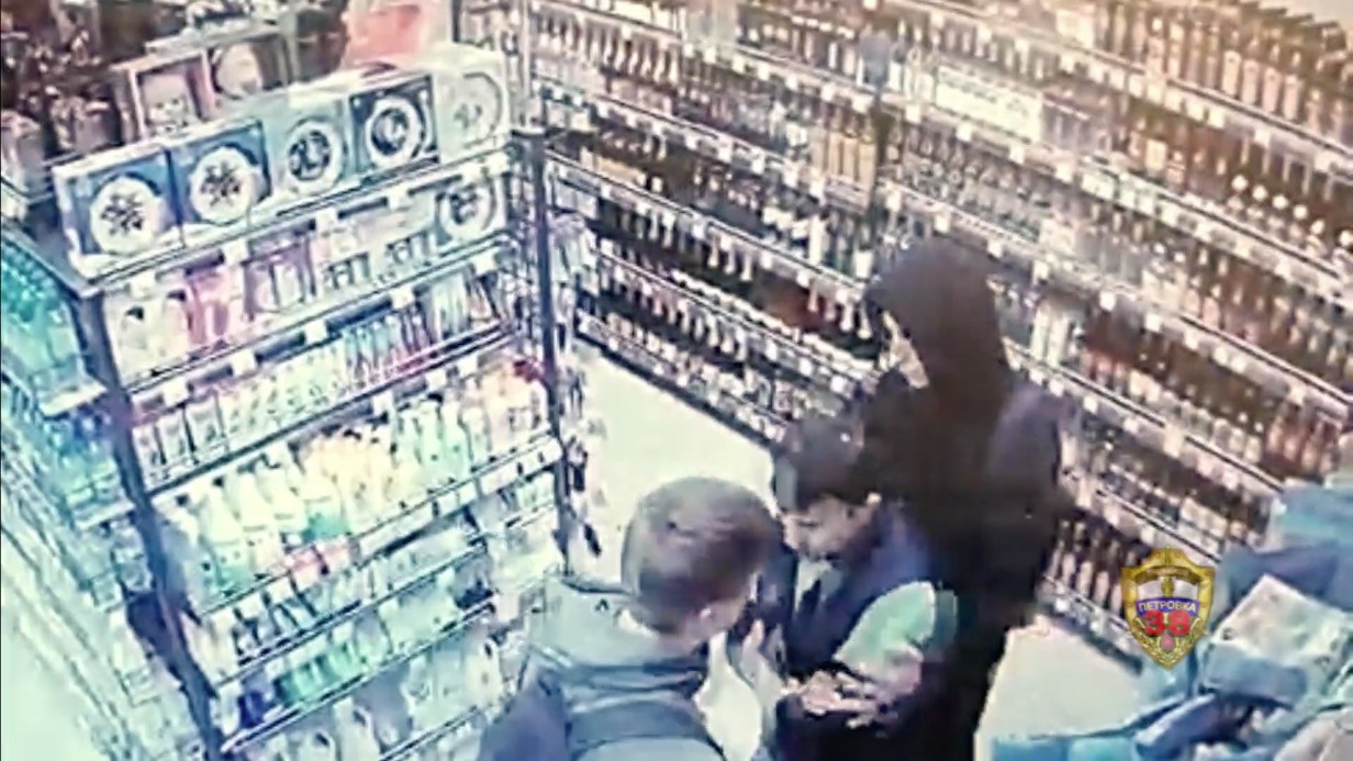 Двое мужчин ограбили магазин в центре столицы