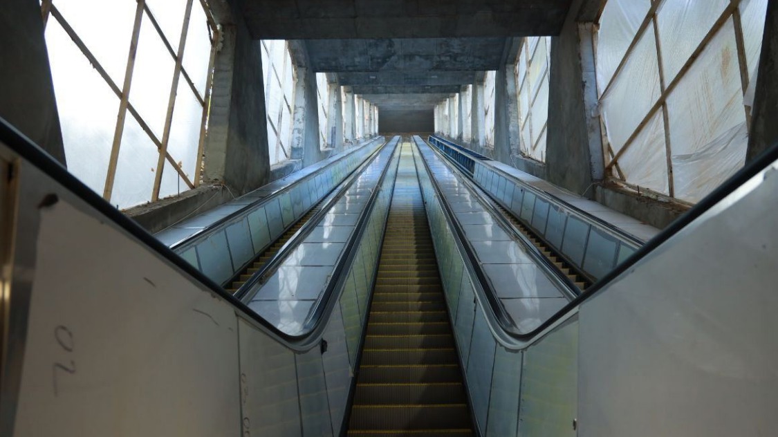 На эскалаторной галерее на Воробьевых горах устанавливают витражи
