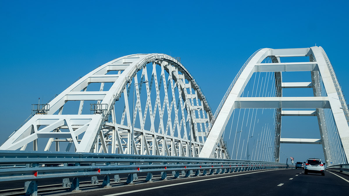 Движение транспорта по Крымскому мосту снова приостановили