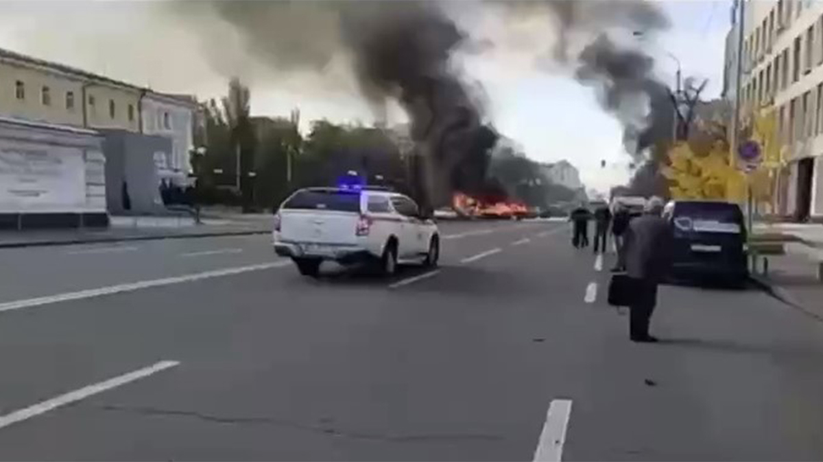 Появились кадры очевидцев с места взрывов в центре Киева