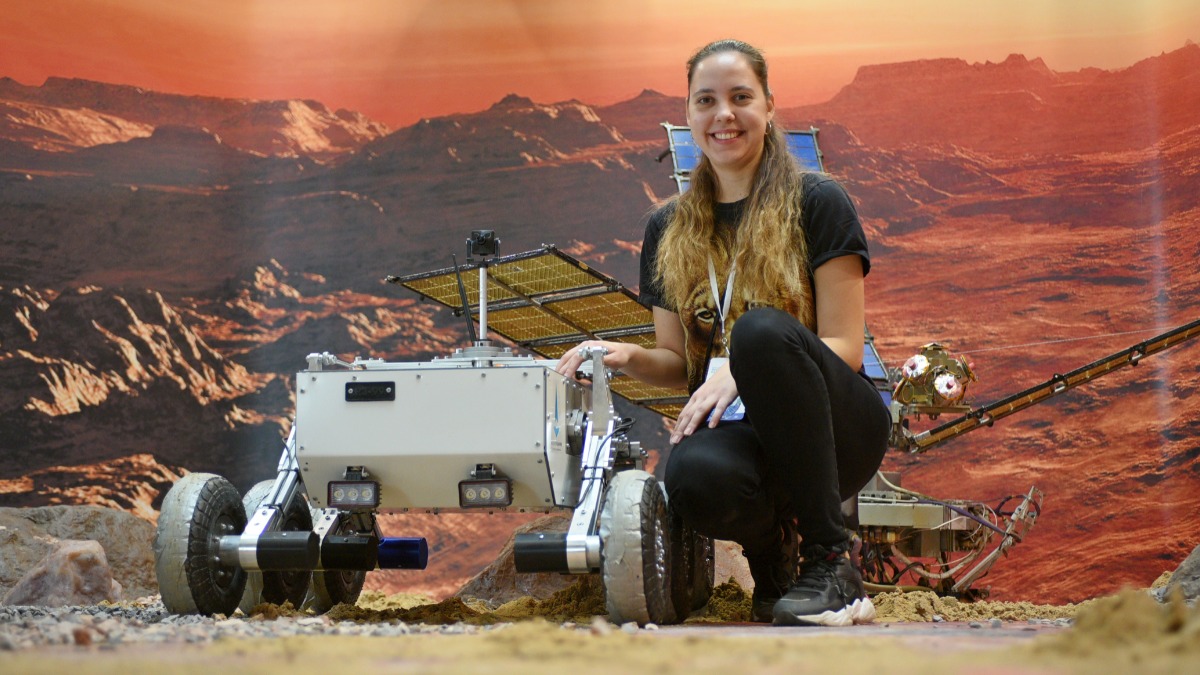 Аспирант факультета космических исследований МГУ имени М. В. Ломоносова Александра Фомина вместе с отечественным прототипом планетохода, который представили на вузовской площадке Всероссийского фестиваля НАУКА 0+ 