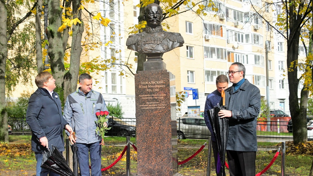 Заместитель исполнительного директора Русского географического общества Сергей Корлыханов (слева направо), глава управы района Северное Медведково Сергей Яровенко, директор Парка «Яуза» Александр Сапронов и председатель Мосгордумы Алексей Шапошников открывают бюст Юлия Шокальского.