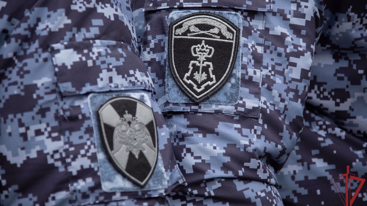 Девушка убежала из магазина в краденых кроссовках на юго-западе столицы