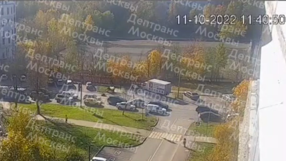 ДТП с участием двух автомобилей и мотоцикла произошло на юго-западе столицы. Видео