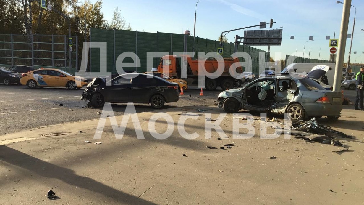 Автомобиль вылетел на тротуар после ДТП в Новой Москве