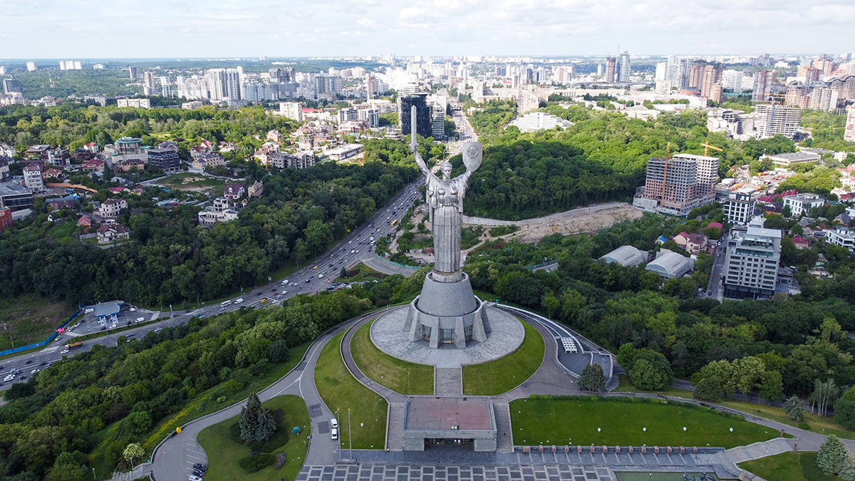 В Киеве завершили установку украинского трезубца на щит статуи «Родина-мать»