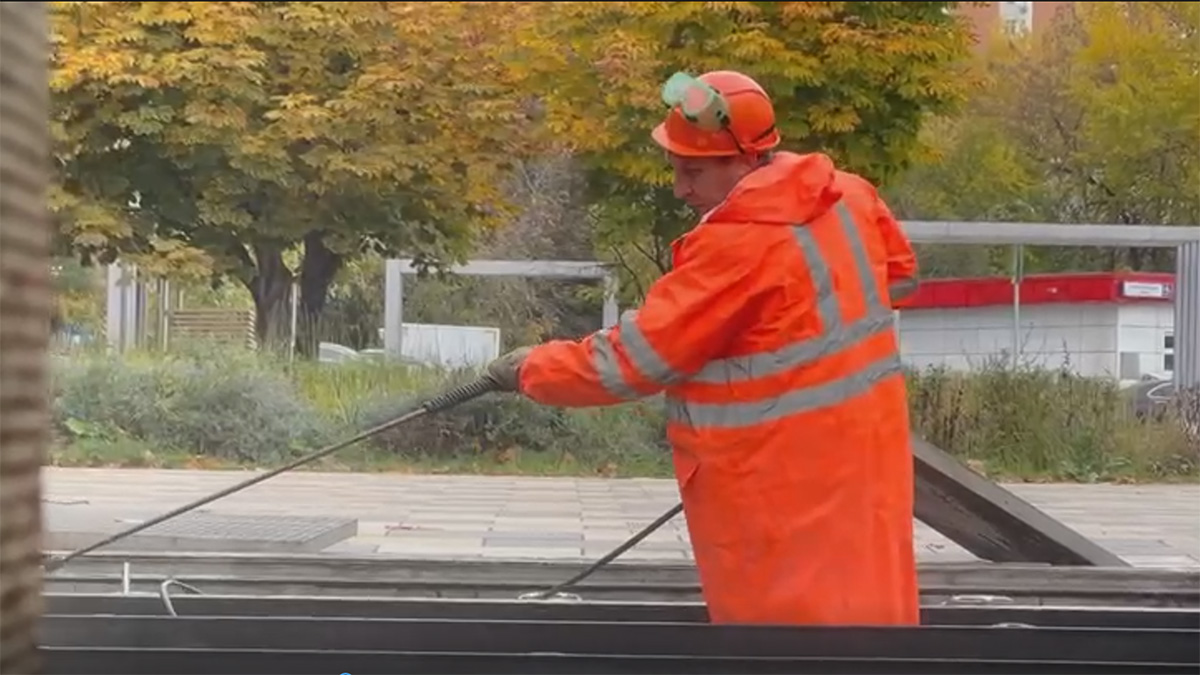 Начались работы по консервации на зиму сухого фонтана в парке имени Святослава Федорова