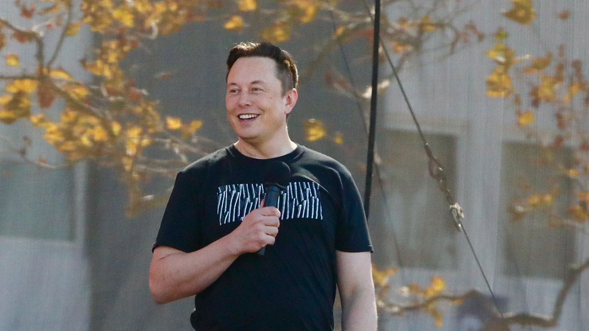 Илон Маск купил Twitter. Изменит ли это политику соцсети в отношении России