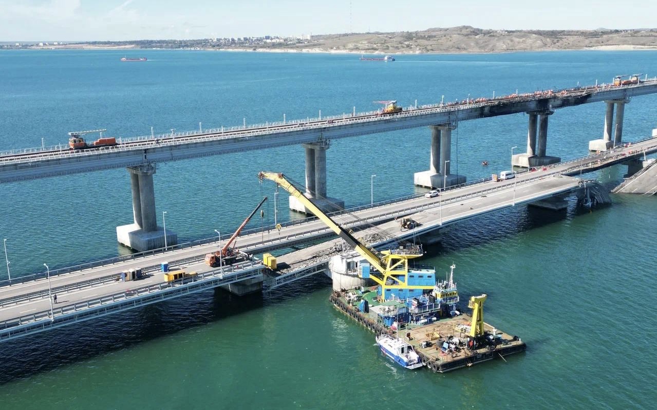Плавучий кран приступил к работе по восстановлению Крымского моста