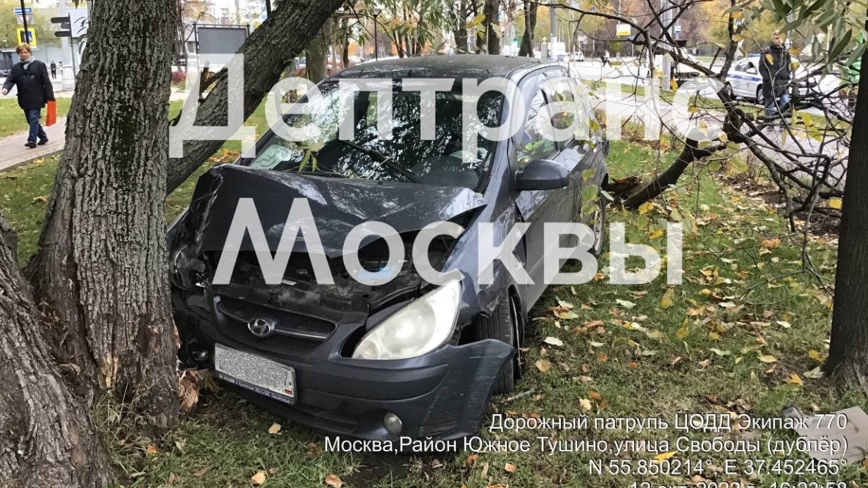 Автомобиль врезался в дерево после ДТП на северо-западе столицы