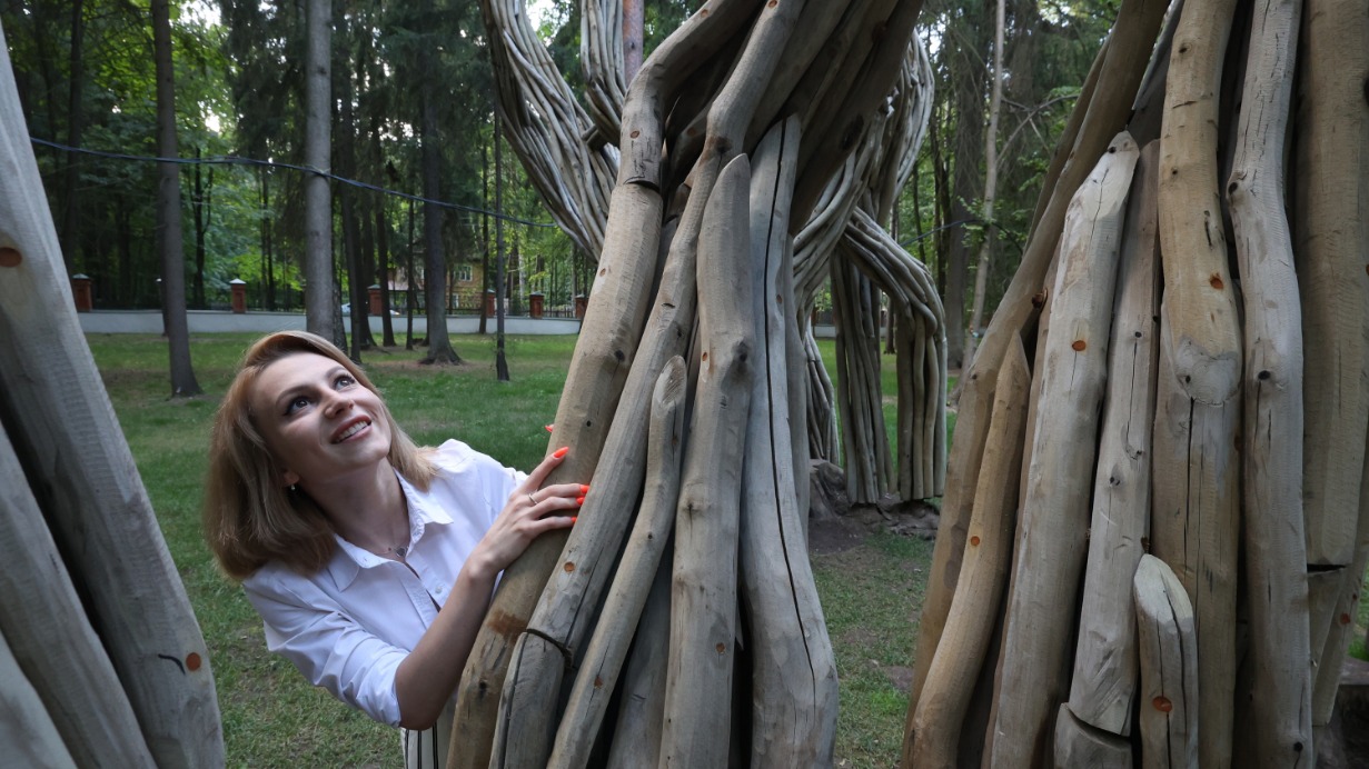 Москвичка Оксана Малинина гуляет по Дому творчества «Переделкино»