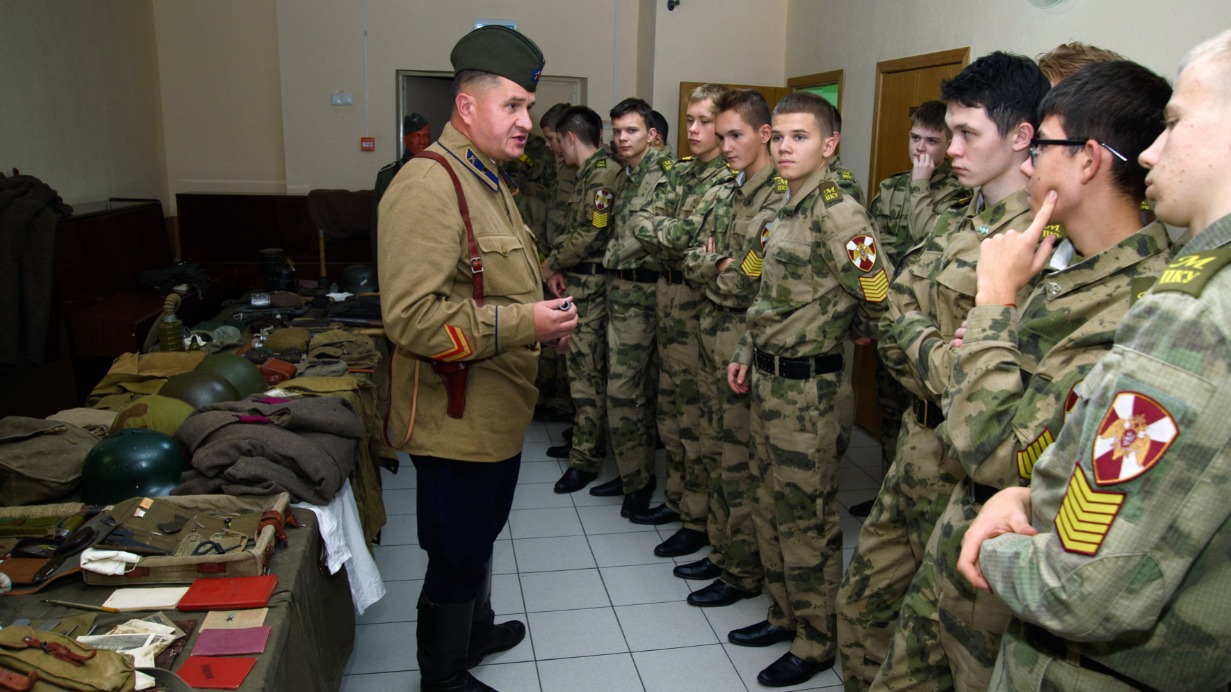 Поисковик отряда «Бумеранг-ДОСААФ» Сергей Горский (слева) выступает перед кадетами