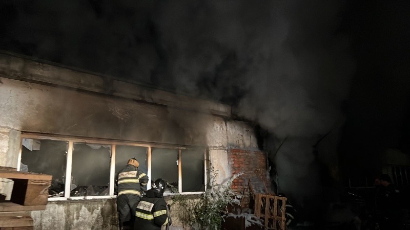 МЧС сообщило о ликвидации открытого горения в мебельном цехе в Подмосковье