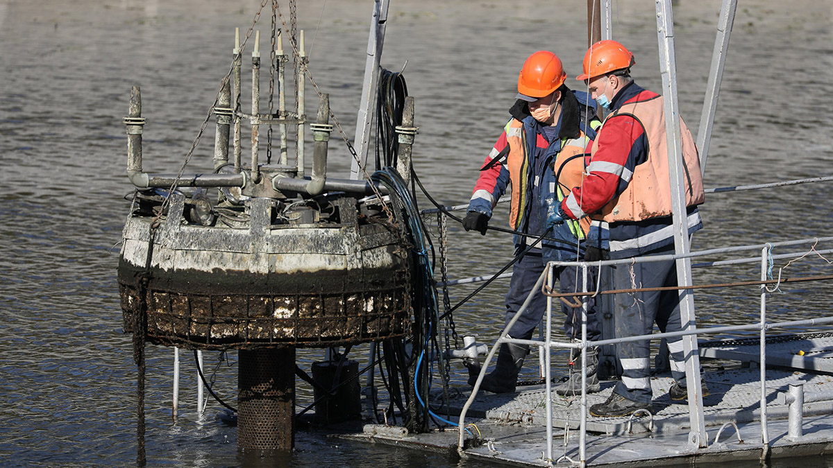 Специалисты отремонтируют плавающие фонтаны на Водоотводном канале