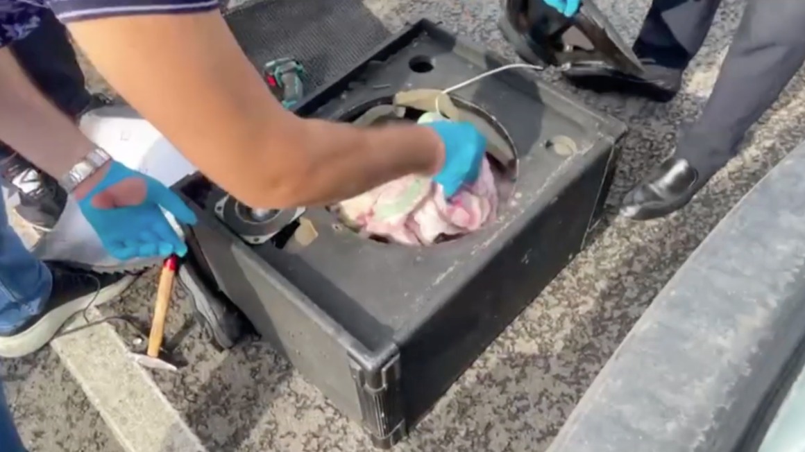 Наркокурьеры пытались провезти мефедрон в сабвуфере автомобиля