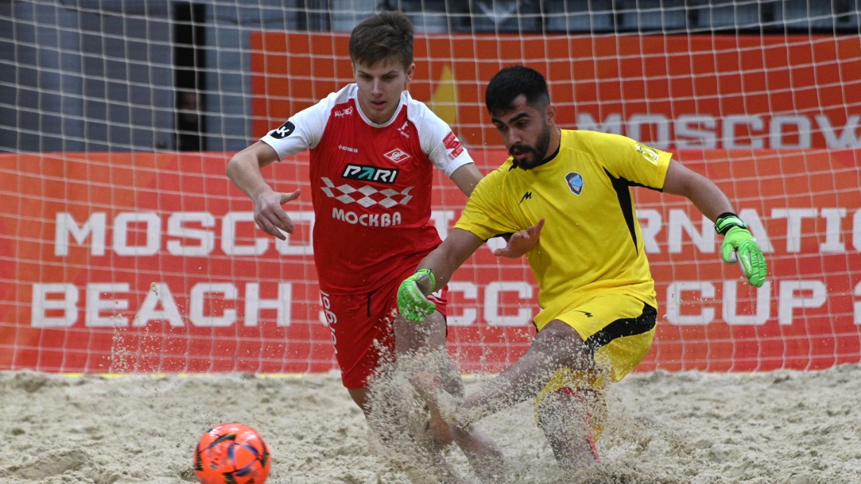 Игрок «Спартака» Спартак Федоров (слева) и представитель иранской команды «Шахин Хазар» Сайяд Аббаси Доголсарам на Международном кубке по пляжному футболу 