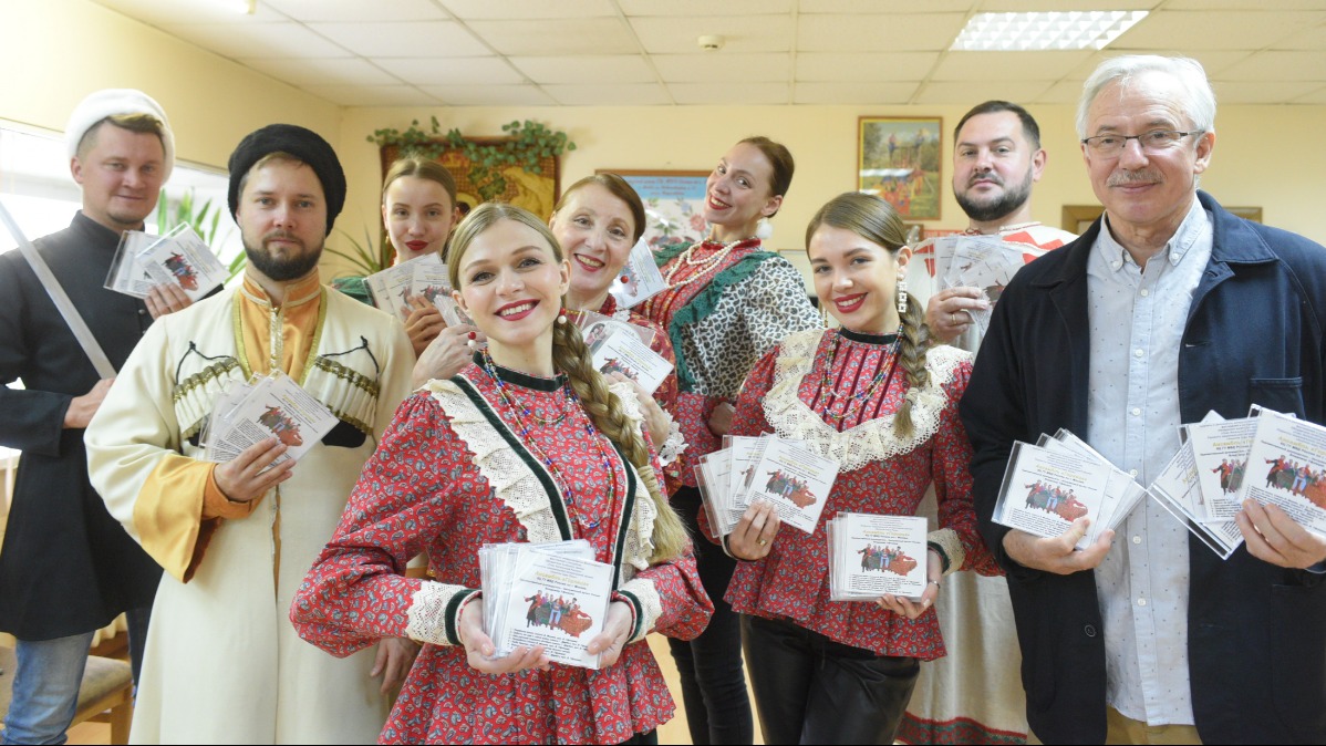 Артисты ансамбля «Горница» Анатолий Баранов, Василий Дорохов, Анастасия Уфимцева, Ксения Коробка, Галина Щербич, Мария Мордасова, Кристина Вардазарян, Александр Максименко, Владимир Уфимцев (слева направо) держат в руках диски со своими песнями, которые вместе с гуманитарной помощью отправятся на Донбасс 