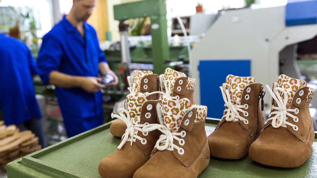 Московская фабрика выпустила почти 50 тысяч пар обуви к зимнему сезону