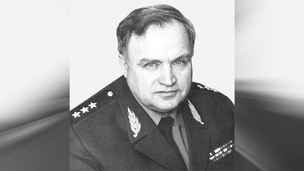 Генерал-полковник Виктор Иванович Есин в 1962 году был старшим помощником главного инженера ракетного полка Р-12 на Кубе