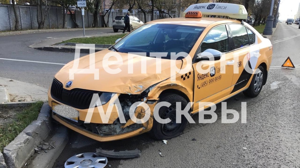 Автомобиль вылетел на газон в результате ДТП на юге столицы