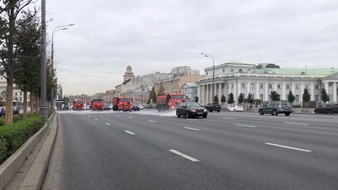 В Москве приступили к промывке дорог и тротуаров шампунем