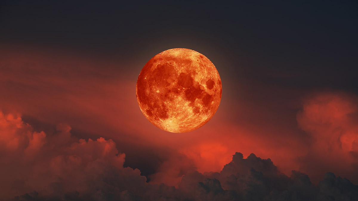 Оптический эффект: эксперт объяснил багрово-красный цвет суперлуния