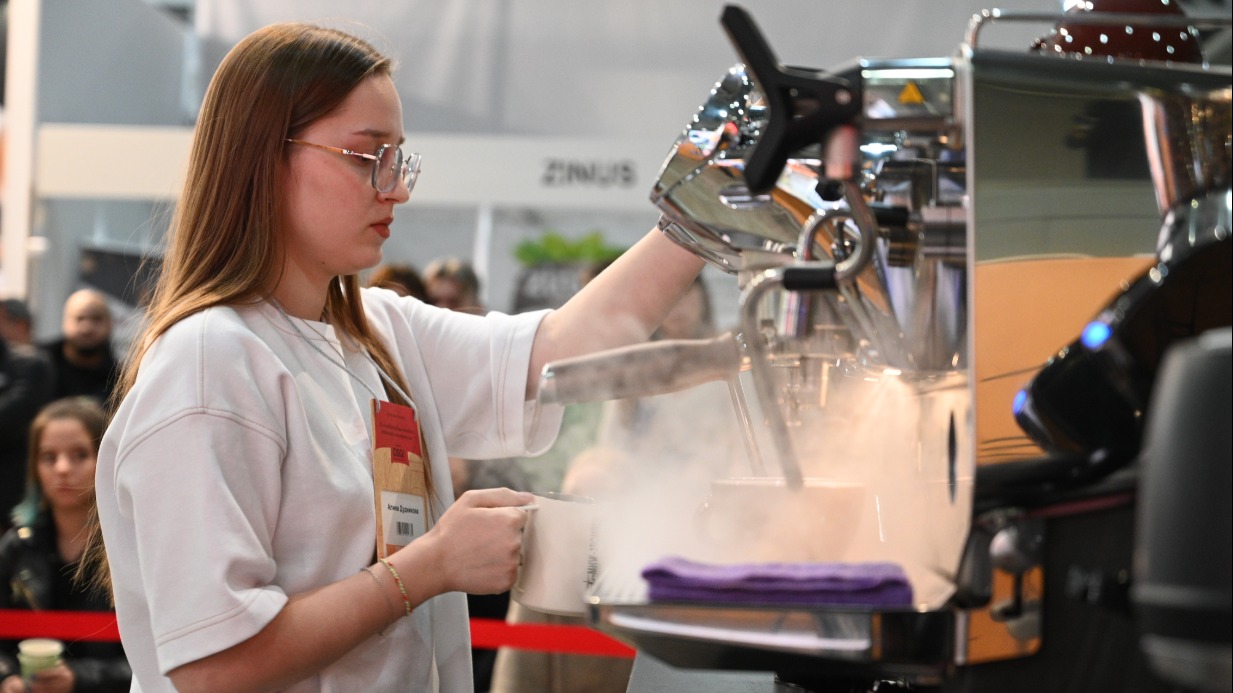Москвичка Алина Дудникова поразила жюри своим мастерством рисования молочной пеной на кофе. В прошлом году на чемпионате она заняла второе место