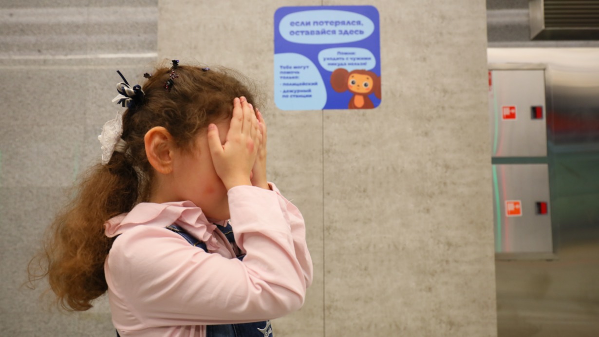 Юная пассажирка Мария Сычкова знает, если она потеряется в метро, родителей нужно ждать у наклейки 