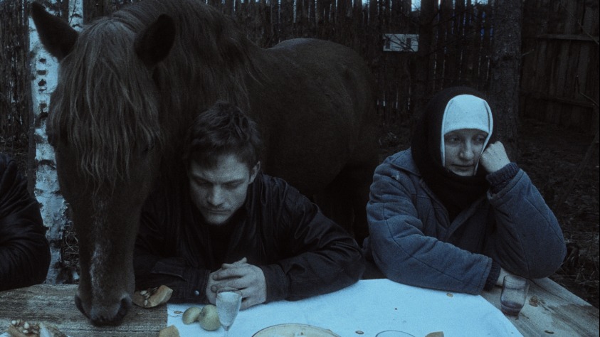 В кадре из «Сказки для старых» актер Евгений Ткачук и актриса Ольга Воронина