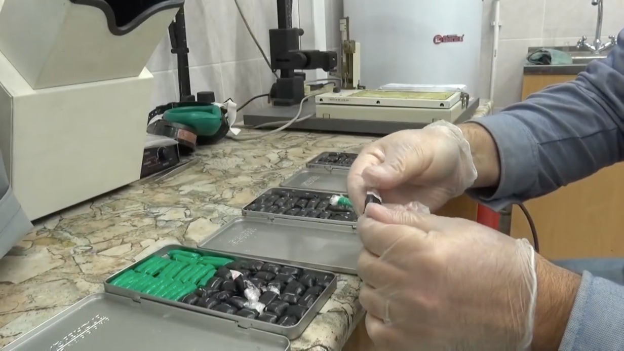 Подмосковные полицейские задержали закладчика с 130 свертками мефедрона