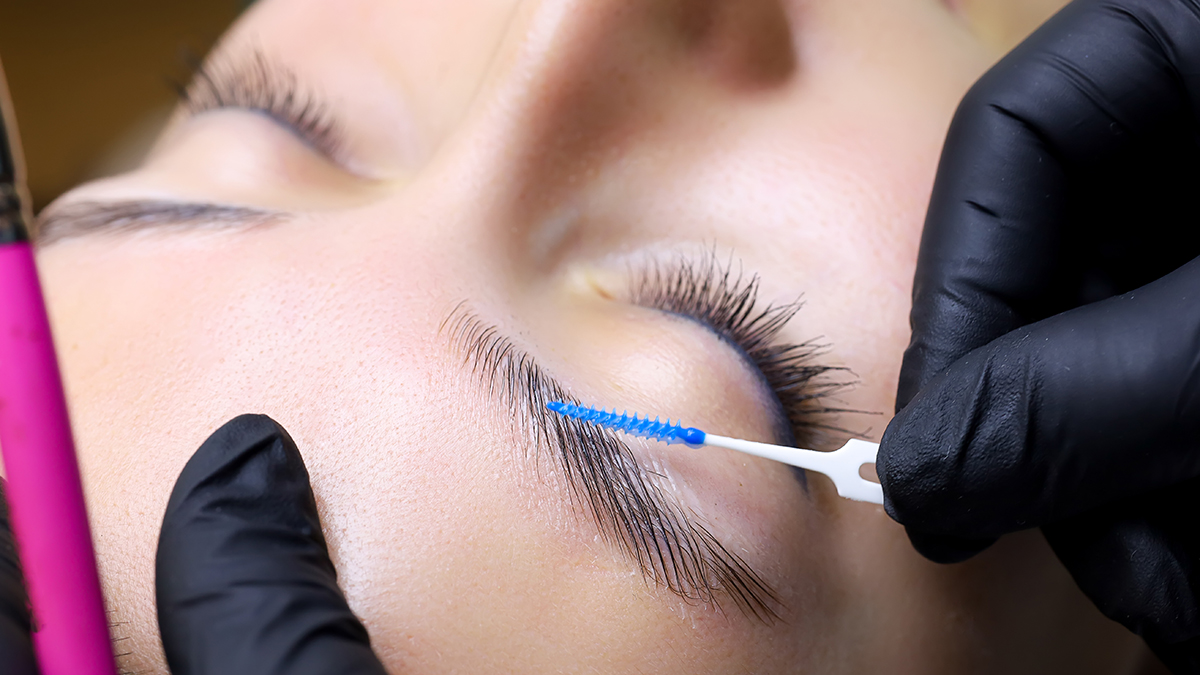 Россиянки массово жалуются на отпавшие брови из-за популярного геля для фиксации