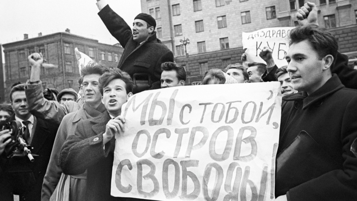 Операция в заливе Свиней (14-19 апреля 1961 года), подготавливавшаяся правительством США с целью свержения правительства Фиделя Кастро на Кубе. Митинг протеста против агрессии США на Кубе у посольства США в Москве