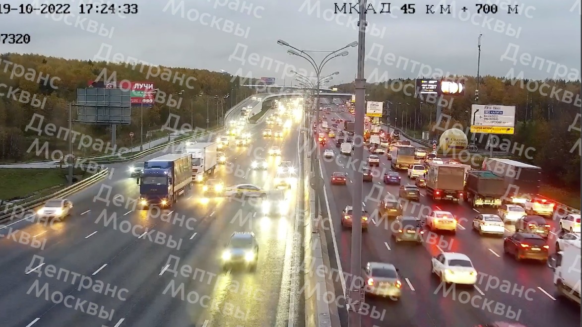 Три автомобиля столкнулись на МКАД на западе столицы. Видео