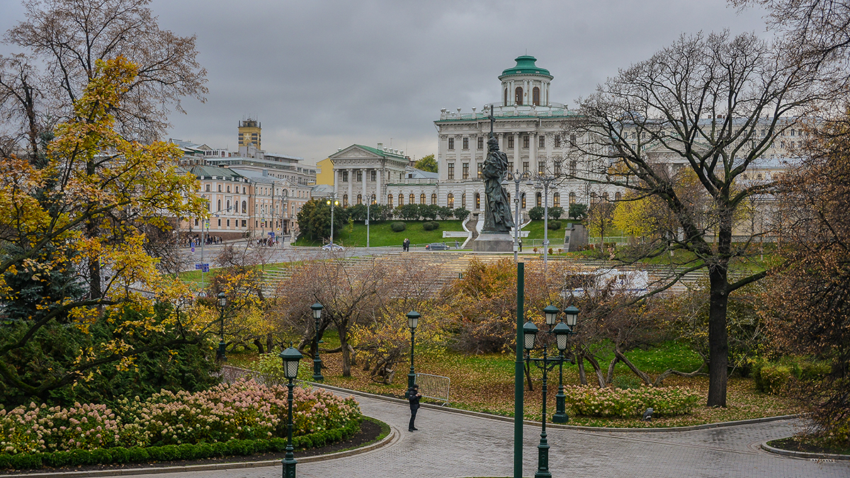 Синоптик Тишковец заявил о старте теплого фронта в Москве с понедельника