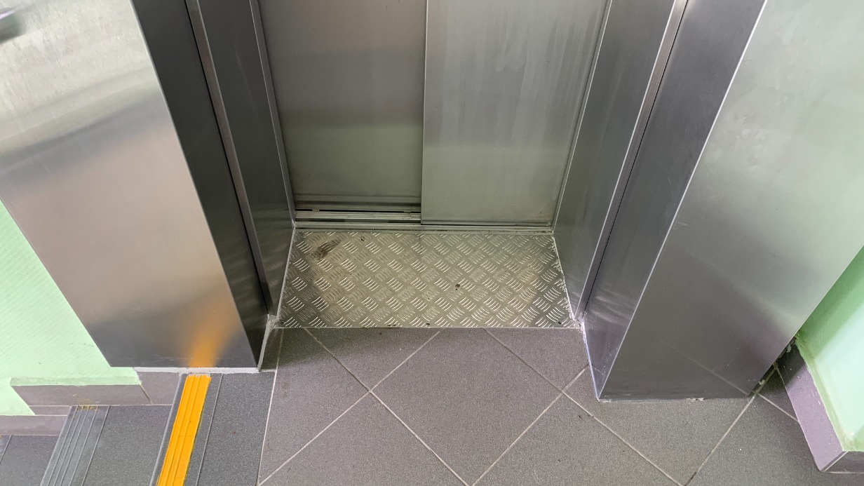 Сотрудники Мослифта установили новое оборудование в поликлинике в Свиблове