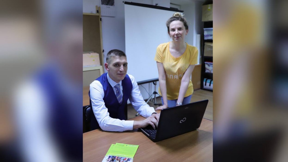 Куратор центра помощи семье и детям «Доверие» Алексей Панферов и столичный волонтер Светлана Маслова встречают гостей в день открытых дверей