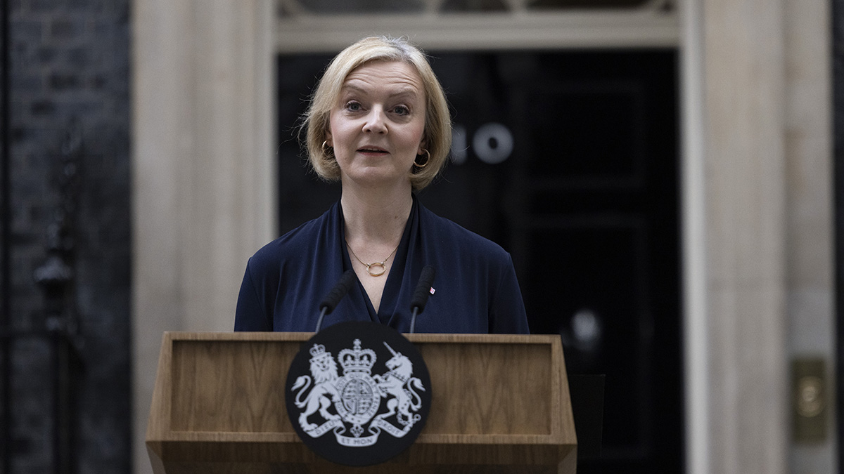 «Ходячая катастрофа»: британцы высмеяли Трасс из-за взлома ее телефона