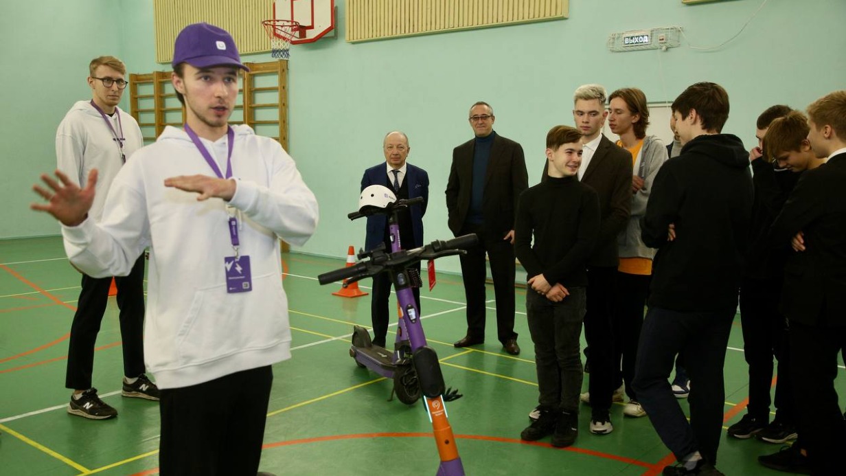 Московских школьников начали обучать безопасному вождению электросамокатов