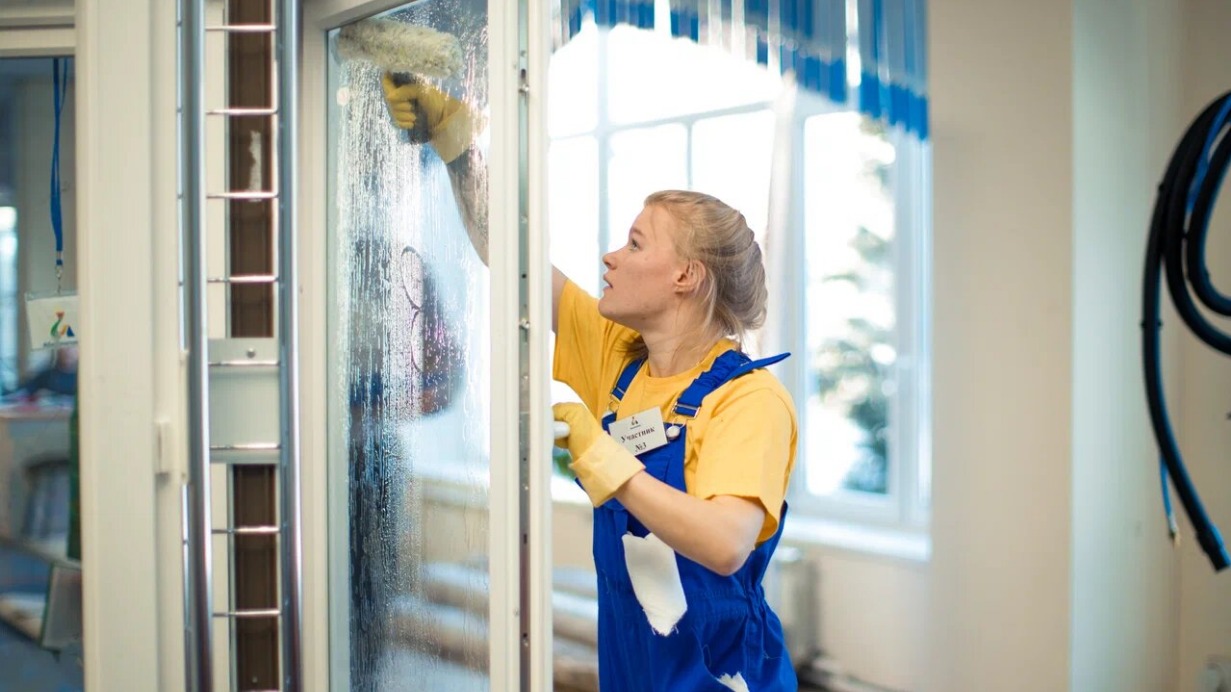 Студентка Кристина Кравец в этом году стала уже двукратной победительницей «Абилимпикса» в компетенции «Клининг»